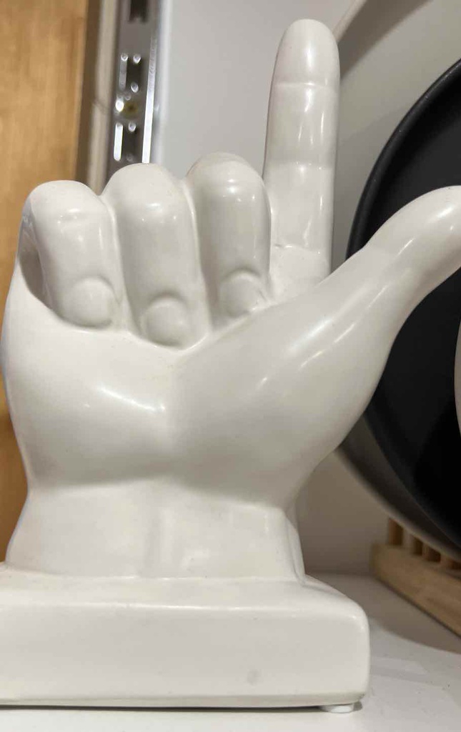 DECO FIGURINE PORCELAINE FINE MAIN BLANCHE 12,5x9x19.5cm